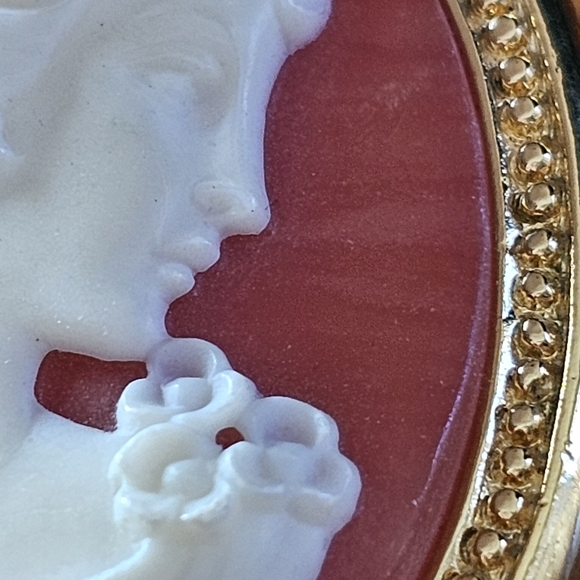 Vintage Trifari Gold Tone Cameo Brooch Cream on Coral Oval Pin 1980s - Picture 9 of 11